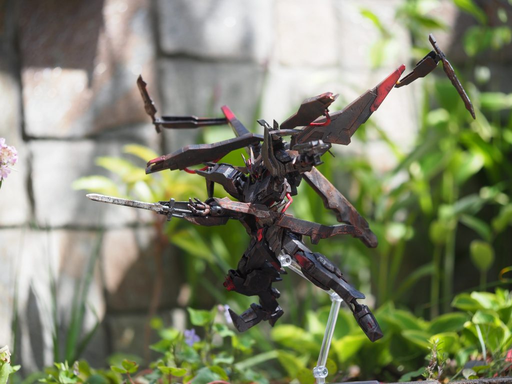 アクションポーズです。
全ての武装を展開。
ボリュームがすごい。