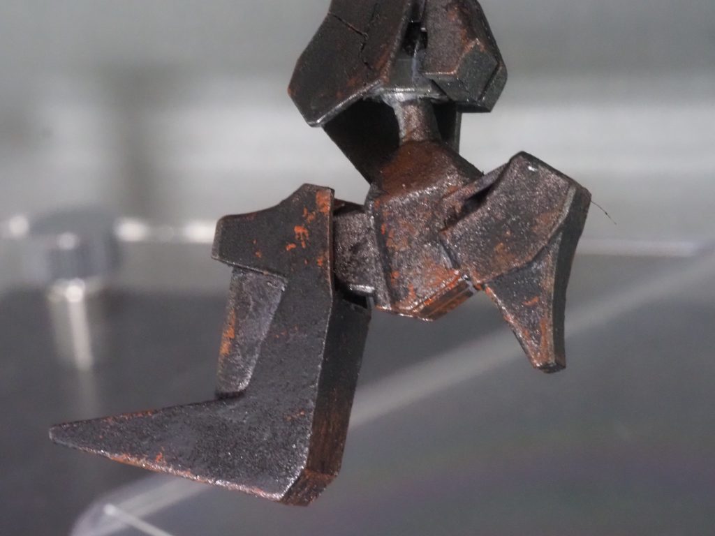 足はキットのものは大きすぎて
ズングリとした印象だったので
ラヴファントムの足を加工して
取り付けました。