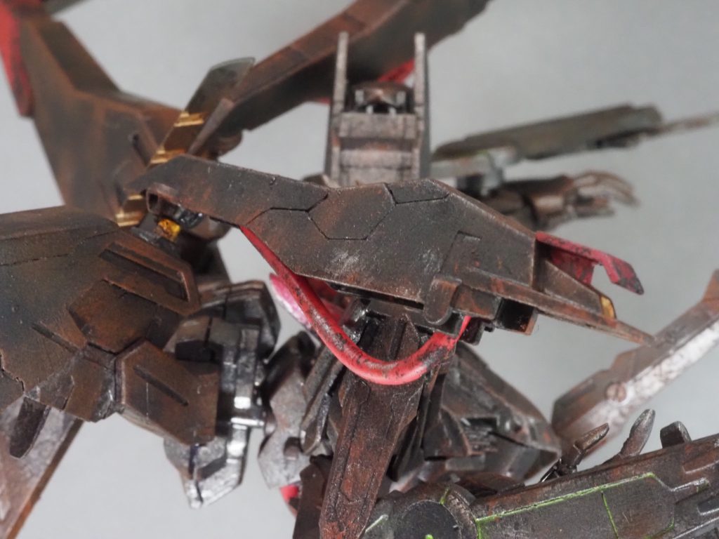 肩に移植したレールガン。
接続方法は3mmのアルミの針金を使いました。
バインダーのサブアームも
同様にアルミ針金に変更してます。
レールガンにも電気コードを
接着剤で固定して
ディテールアップしました。
ホームセンターで1m当たり約30円の
電材のコードを20cm買って
約半分しか使ってないので
材料費は3円です。