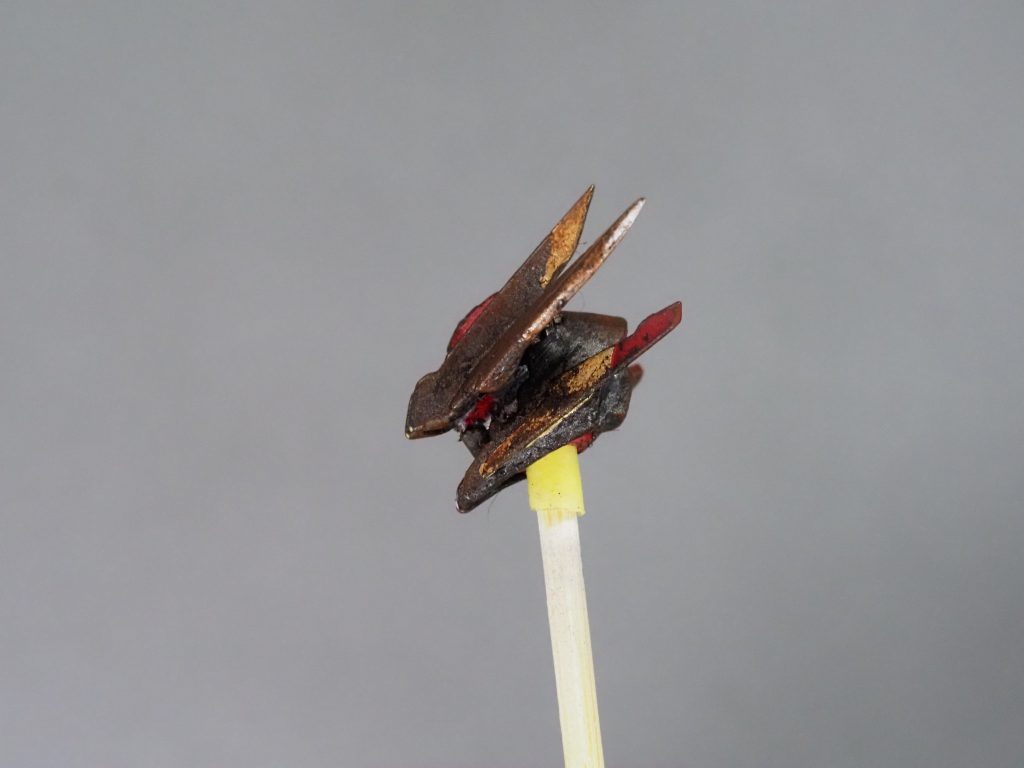 頭はアンテナに対して
頬周りが寂しかったので
アンテナをカットして
頬に貼り付けました。