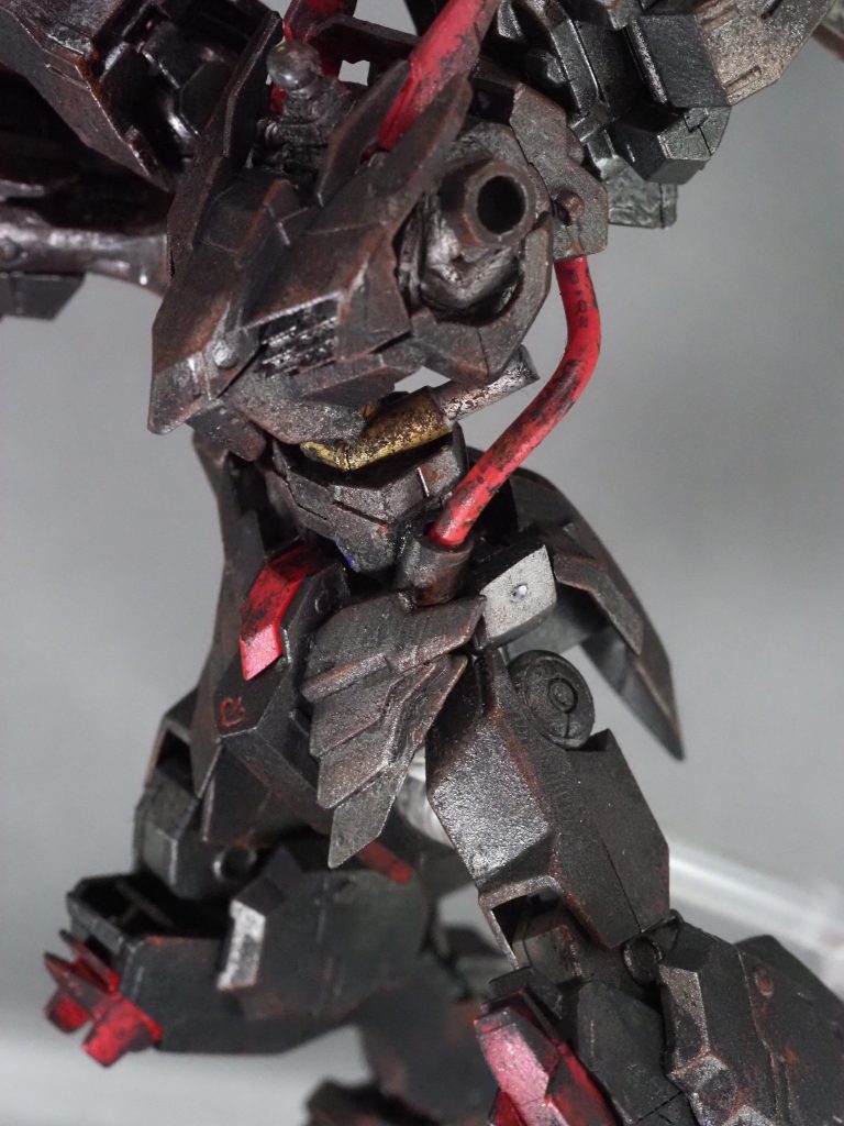 上から
○首を1mm延長
○肩の位置を上げて肩幅広げるために
 ポリキャップの位置を変更
○腰を延長するためトランジェントの
 腰パーツを逆さにしてはさみ、
 間延び感をなくすため
 シリンダーをプラパイプで大型化。
 さらにバックパックと
 追加した腰パーツを電気コードで装飾
○フロントアーマーを延長
○サイドアーマーの取り付け位置変更
○太ももフレームを2mm延長
と全体的にスラッとしたスタイルになるようにしました。