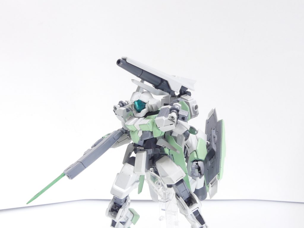 先端部メガ粒子砲はこの状態でも前に振り出し可能。アームは三重関節。