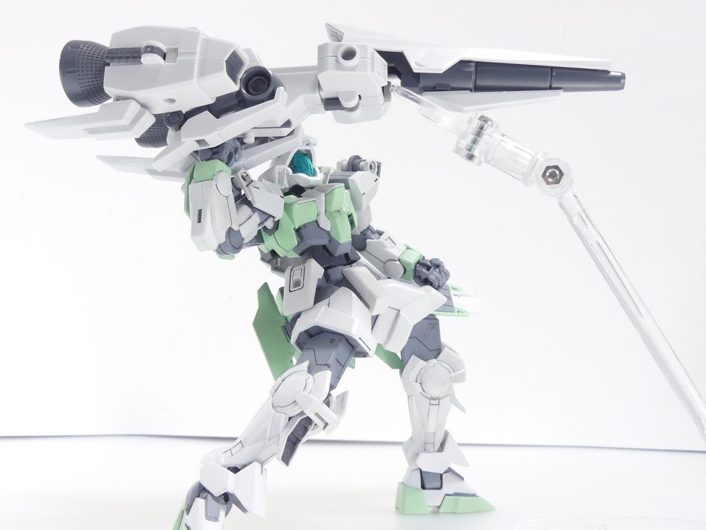 第87改「私をあそこに連れてって」SFSさえあれば、・・・うん、あたしを連れてって?~バー・「アルケミスト」。アルザス・リースリングの昔話~「GBNではあんまり役に立たないSFS」って言うのは以前話したとおり(EX08)。でもね、時にはその機動力が役立つときもあるのよねぇ。あたしがこの近くでSFS武装をテスト中、付近で不特定多数の戦闘があったのよ。NPDではなさそうだった。当時の「アルケミスト」には守秘義務があったし、このままバトルされちゃまずい・・・ってことで、あたし、SFSに乗って飛び出しちゃったのよ。当然ながら、ネイキッド本体よりも機動力があるわ。勿論威力面もね。先端のメガ粒子砲で、一閃。驚いた相手は戦闘中止・・・・・・だったら、良かったんだけどねぇ。あとでゲーマスに絞られたわ。「だから守秘義務があるだろ」って。・・・ま。あたしも、反省してる。フォースネストからの長距離移動はやめた方が良いと学びましたぁ・・。