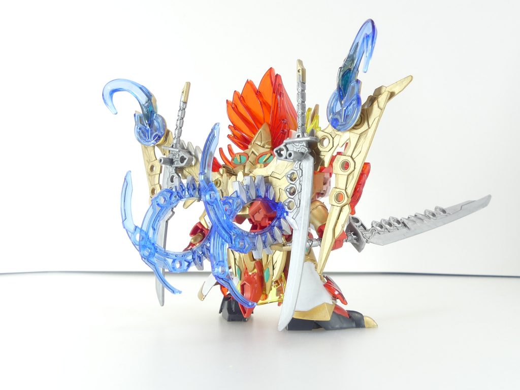 後ろから。「創傑」の孫一族は同じようなパーツばかりでわかりにくいかとは思いますがベースは孫権。そこに孫堅の角・バックパック・アンクルガード・武器・メモリを移植。孫尚香から武器と髪飾り・サイドアーマー、大喬小喬からリアアーマー先端・斧パーツを持ってきてミキシング。