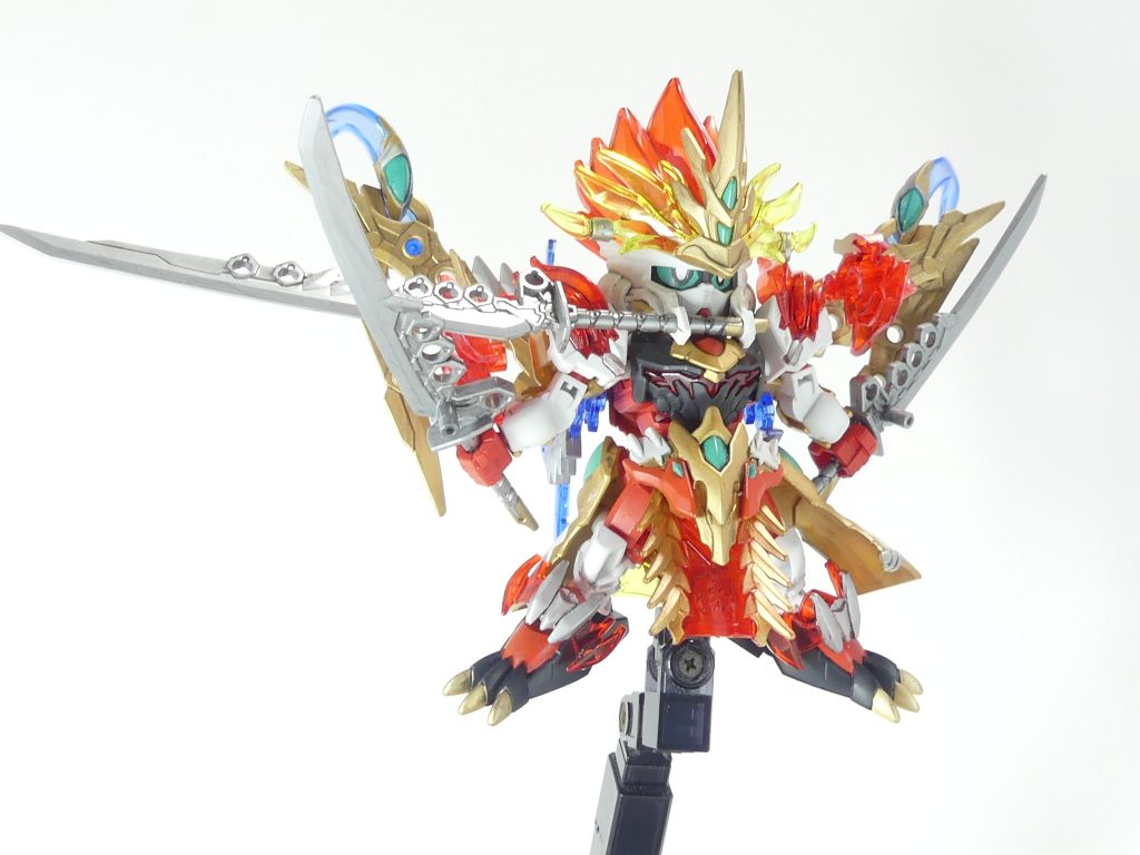 孫権アストレイの刀:愛刀3本は元のまま使用可能、三刀流も健在である。各パーツも3ミリ軸を使うなどして変更はほぼ加えていません。角は接続を短くして接着しています。リアアーマーは下に大喬小喬のクリアパーツを接着。