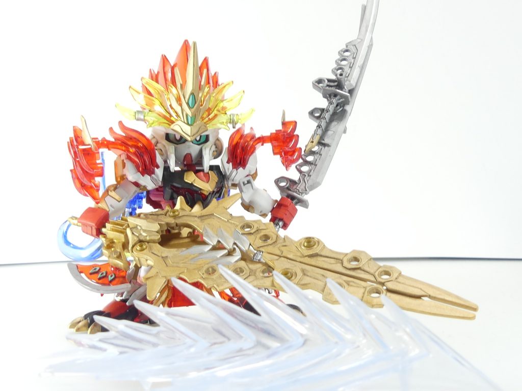 骸ノ神器(むくろのじんぎ):孫一族に伝わる神器。普段は背中にマウントし、孫権の気合いの高ぶりに合わせ立神・極に合体、大剣の姿を取る。こちらもキットのままで変更可能。