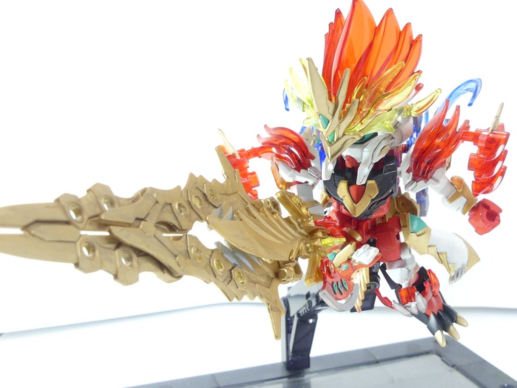 ファング・クローメモリ:様々な能力や情報を有する記憶媒体であり、「創傑伝」のアイデンティティ。GBN内ではデバイスにセットすることで、完成度依存になるがその能力を発揮するという設定。ファングメモリは本機が所持。クローメモリは同フォースの関平グシオンリベイクが所持しており、二本挿しすることでお互いの能力を乗算、大型MSでさえ一刀両断する。関平グシリベについては後日を待て。