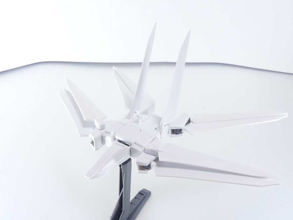 ギャラクシーブースター：バックパックの機能を持つ支援機。12枚の翼は粒子制御アンテナとしての機能を持ち、あらゆる方向に広げることで広範囲の粒子を的確に制御する事が可能となる。英字表記、警告表記などの文言が増えた結果、このあたりから武装の解説は下箱に書かれることも増えます(青バンダイ再販では一部、のちに完全に消滅）。その特徴となる１２枚の翼は独立して可動。機首などはシール。