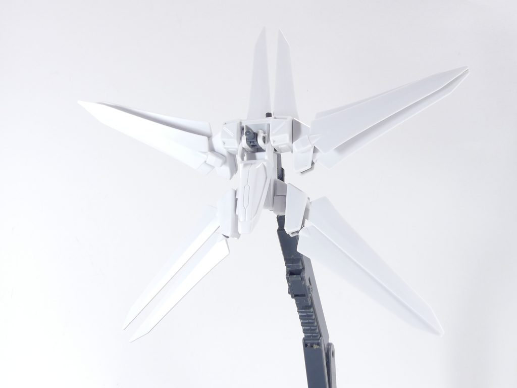 合体形態に変形。機首と後端を折りたたみ、翼を説明書通りに設定。接続はユニバースやビルドブースターと同じ、３ミリ穴・軸・RGストライク用ストライカー横軸です。余談。「GBNW」をスタートさせる前、イエサブ・パーツパラダイスでトンデモ安値（200円くらい？）でこのブースター部分だけを購入したところ･･････説明書がなかったのでやっぱり組めなかったという苦い経験があります（基本的にパーツパラダイス系統はフィーリングで組めてしまうのにこれだけ駄目でした）。