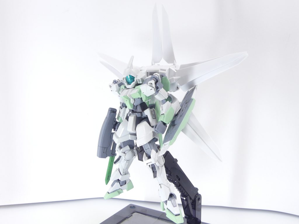 第89改「この宇宙のどこかで」この宇宙のどこかで、あなたを待ってる武装がある。～バー・「アルケミスト」。アルザス・リースリングの昔話～遠い、遠い昔。遙か彼方のGBNで、あたしの「この世界」での人生は決まった。それから幾星霜。目もくらむほど多くの武装をテストしてきて、だんだんネタって奴がなくなってきて･･･今日もバックパックユニットかぁ、なんて言ってる今日この頃。でもね、あたしはやっぱり「武装」が大好き。GBNの内外で多くの武装が考案されて設計されて･･･それぞれのデザイナーさんや設計者、作ってる人たちの思い･･･それが詰まってるって言うのかな。それを毎日のように触らせてもらえるのは、テスター冥利に尽きるってもんよ。もちろん、それを手に入れて喜ぶダイバーのみんなも、ね？このネイキッドとも、随分長い付き合いになっちゃったわね。バックパックの受けはぼろぼろだし、頭のバイザーはしょっちゅう外れるし。それでも、なんとか手直しして使ってるところ。･･･新しいガンプラ？それはまだ、いいわ。ずっと同じ機体を乗り換えないってのも･･･テスト的には、大事でしょ？（そして無印第0改「アルザス・リースリング」へつづく･･･）