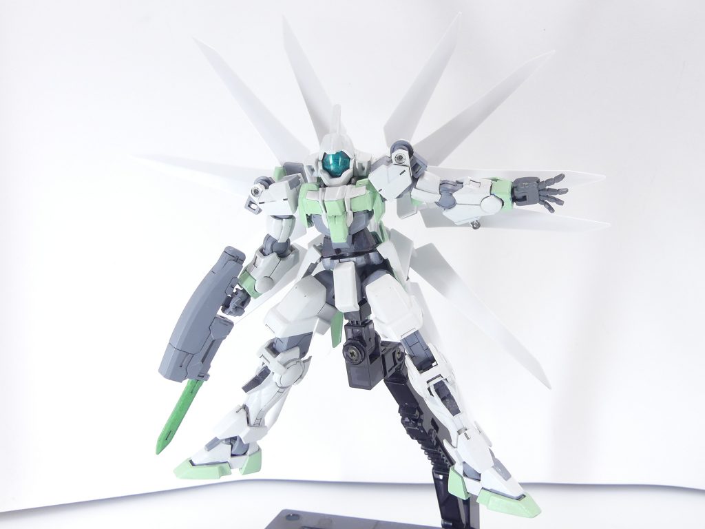 ネイキッドにジョイントを仕込んでバックパック形態。１２枚の翼を自在に動かし、プラフスキー粒子を制御します。武器にはならない分ちょっと独特の扱い。ユニバースにあったエフェクトなどの追加要素もなく、このままではレビューとしてもちょっと淡泊なので･･･