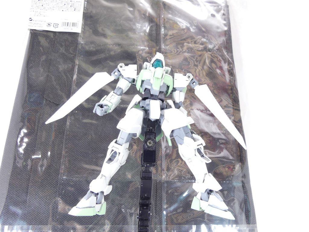 探そう３ミリメソッド。翼の内、PC-6のBで組む４枚・縦に突き出ている２枚が対応します。それぞれ取り付けが微妙に違うのでカスタマイズの方向性に合わせて。わかりにくいので背景に黒を置いて見た図。左肩がPC6B接続、右肩が突き出た方。もちろん、他の翼を３ミリ軸に置換しても。