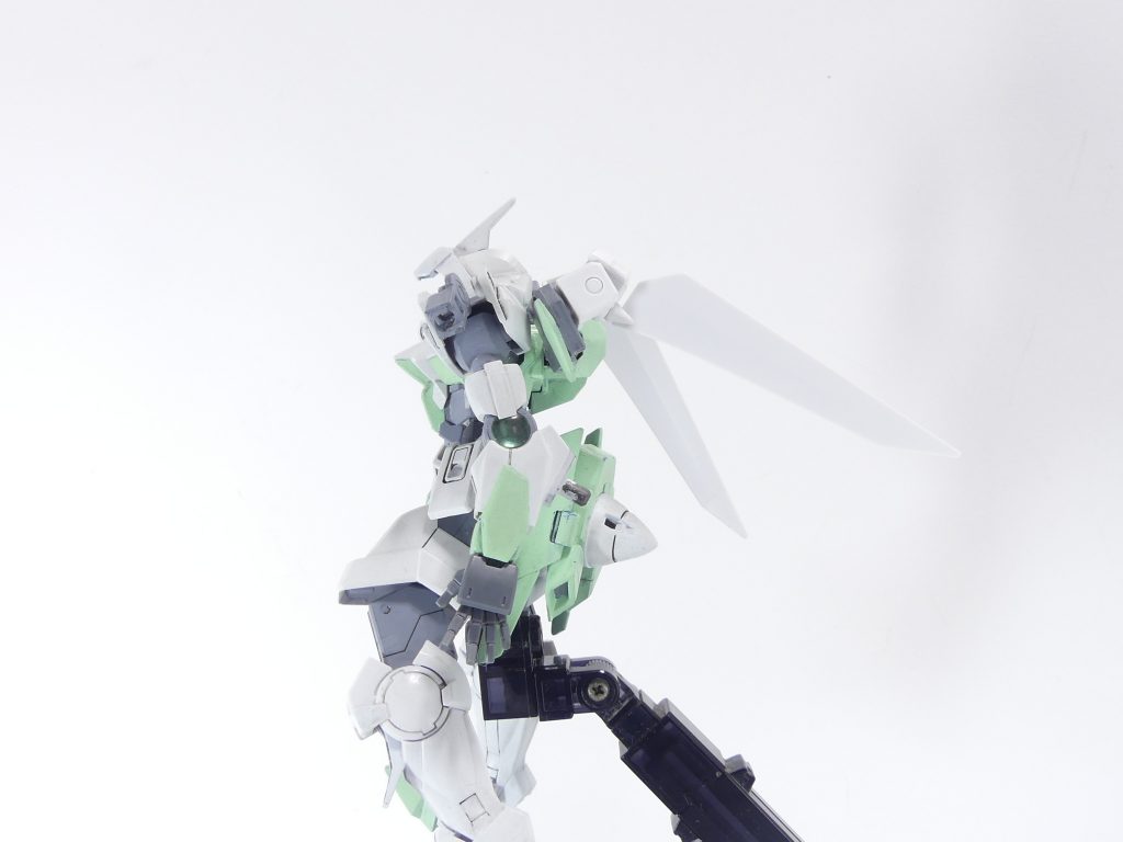 また、縦に突き出た翼部分･･･その基部は３ミリ接続で取り外し可能。可動域もあるので、翼付き（あるいは３ミリ穴付き）小型スラスターとして使うことができます。