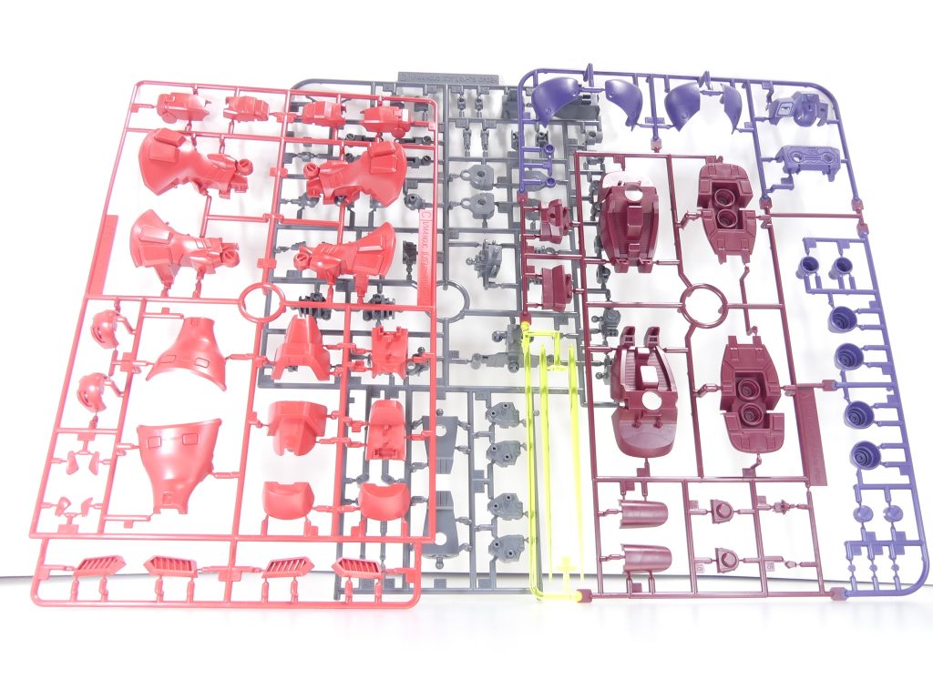 あと、前回の関平グシリベ、好評につき。ありがとうございます。評価的には、ガンニッパーとＳＤの羅刹をついに上回ることが出来ました。･･･コン補正その他があったとはいえそれだけ二機の壁が厚かったと言うこと。そして上位三作はすべてＳＤとなったのでした。自分らしいと言うか。当時から思い入れのあった羅刹。今回は過去の「ＧＢＮＷ」連載から厳選した再現カットを「リアル」に置き換えて･･･さて「リアルの」羅刹。本放送から幾星霜、この渦中でようやく登場。買えない人はオンラインショップをあたりましょう。キットとしては完全新規かな･･･と思いきや、「ＨＧＵＣ　ガンダムＧＰ02Ａ」のパーツを一部使用（この写真のランナーとＰＣ）。ＧＰ０２流用ランナーの関節部もＡＢＳで変わりなし。重ＭＳだからオールＫＰＳだときつかったのかな。なお、追加ランナーはＫＰＳ。腰関節（スタンドに新たに対応）、手首（剣を持ちやすいように修正）などいくつか構成が変わったところも。フレキシブルオーガバインダー構成パーツは完全新規。余剰パーツは主にスラスター関係とＡＢＳ部分。