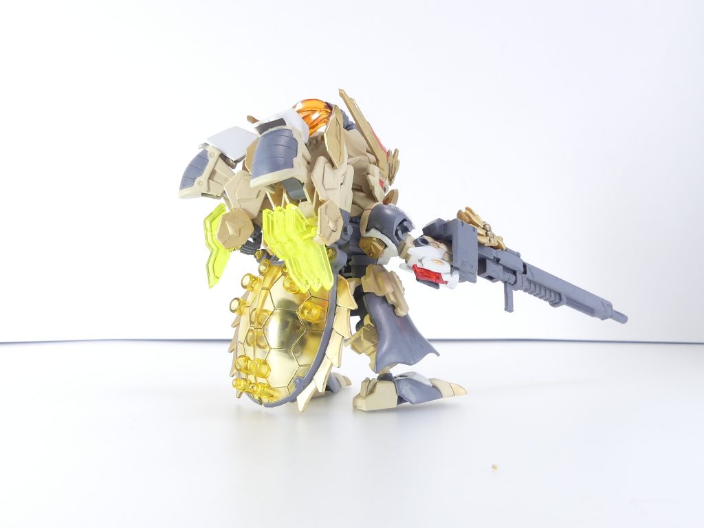 後ろから。今回も可動範囲には変更を加えず（創傑はスタイリッシュな分そこが難しいところ。肘とか）、ミキシングで大きく印象を変えます。背中に背負ったサブアーム（フルシティから）・土竜鉄甲と、腰後ろのシールド（天鎧装）・霊亀宝盾が特徴的。右前腕にはデバイスを増設。今回は３ミリコの字プラ棒の組み合わせ+ジャンクパーツによる自作です。クローメモリが落ちることなくすっぽりはまります。