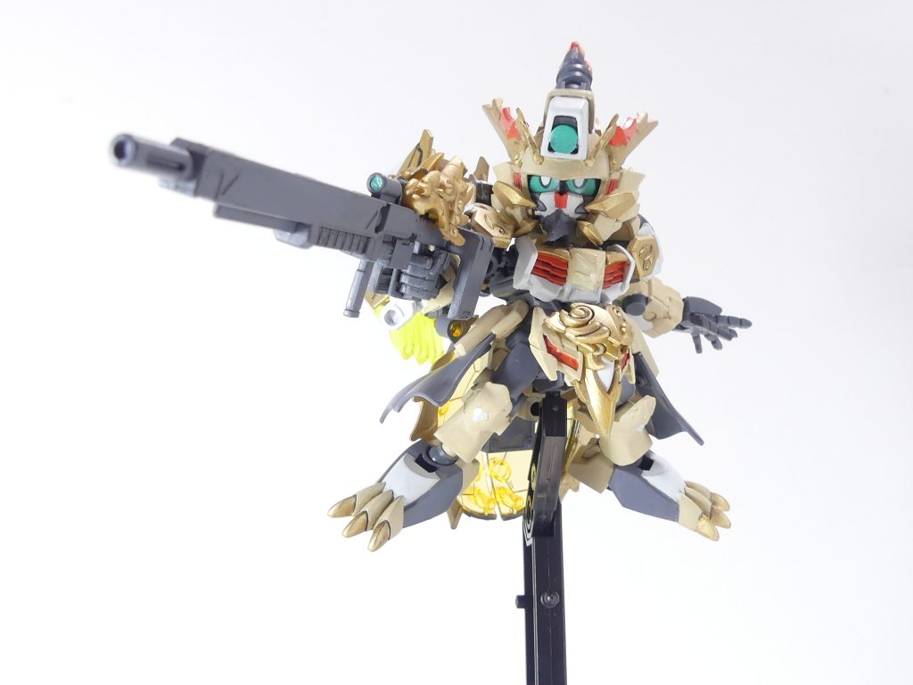 昇雲（しょううん）：黄忠デュナメスが関平のために製作したロングレンジライフル。頭部のサブカメラとの連動で高い命中精度を持つ。ビルドハンズ：格闘戦を得意とする本機は、大型のビルドハンズを使用することでパワーの確保と格闘戦での剛性向上を行う。オプションセット９の方のロングレンジライフル（一部馬超パーツ）。ビルハンはＬを使用。創傑作品としては珍しく完全に取り替えています。平手も本機専用に塗り分け。