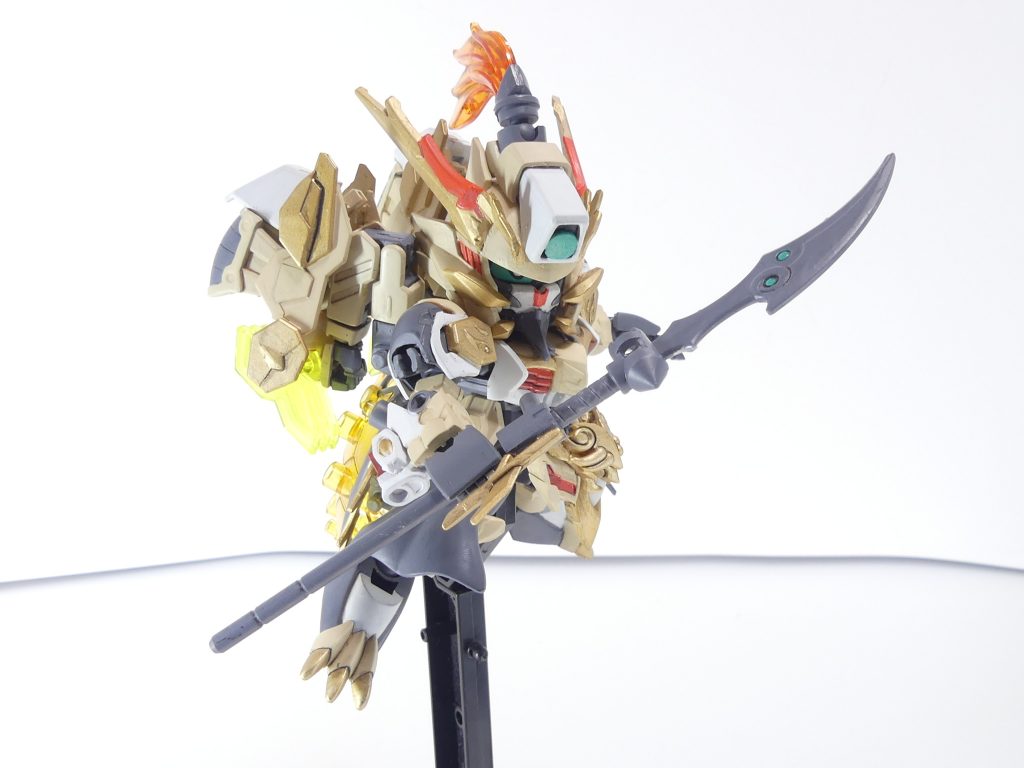 翠月刀（すいげつとう）：小型の薙刀状武器。先端は小刀として使用可能。クローメモリ＆デバイス：様々な能力や情報を宿した記憶媒体。創傑伝のアイデンティティ。デバイスは右腕に存在。袁術ズサから。メモリは孫権アストレイから。