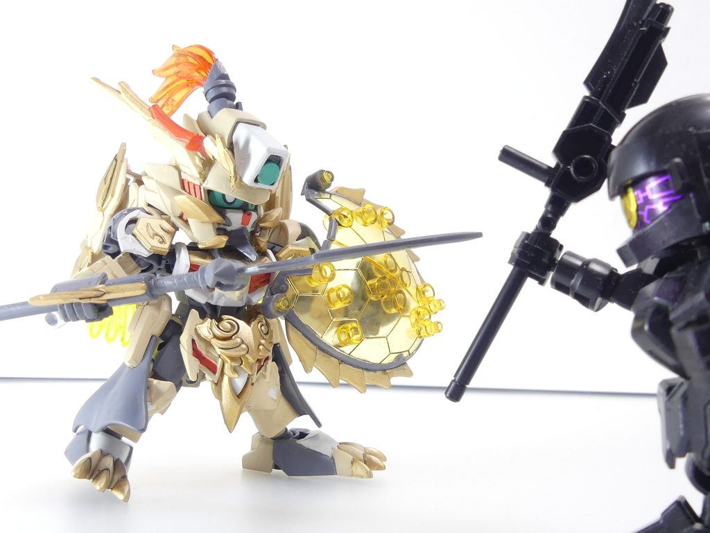 霊亀宝盾（れいきほうじゅん）：腰後ろに装備した大型のシールド。「創傑伝」特有のクリアパーツを多用したシールドは高い防御力を誇る。そういえば玄武相当は結局出てきてない「創傑伝」。･･･パーツとしては三国伝からです。手持ち、肘への装備が可能。