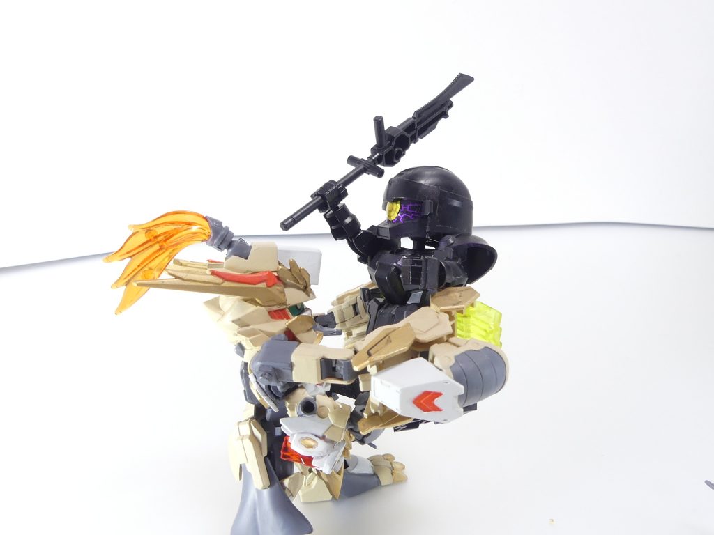 竜顎抱擁（りゅうがくほうよう）：サブアームによる締め上げは、メモリの力も相まって相手を両断するほど。それは、ＳＤのみならずリアルガンプラにおいても例外ではないのである。数少ないフルシティ要素。接続はボールデン小ボール。本来重さのあるものには向きませんが補強しています。BUGくらいだったら持ち上げられます。