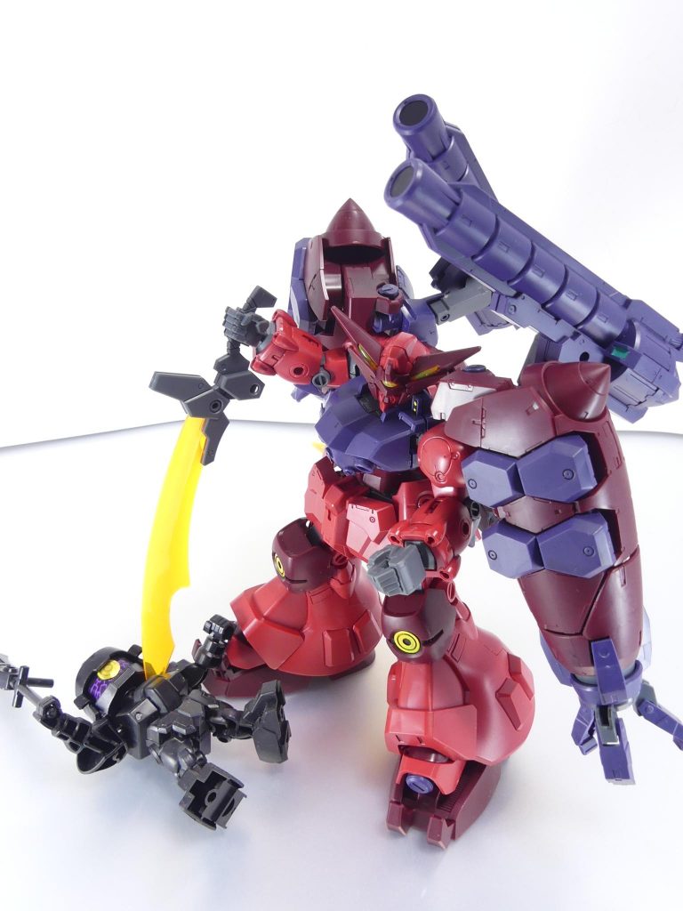 ガンダムＧＰ－羅刹天：惑星・エルドラから放たれた衛星砲による全世界規模の通信障害で、ＧＢＮは一時プレイ不能に。オーガはプレイできない怒りを自機にぶつけ、さらなるカスタムビルドを行った。ＧＮリボルバーバズーカの増設やオーガバインダーの改良など、より強力な武装を追加した攻撃特化機体として、その鋭さを増したのである。鬼ノ目モード：鬼トランザム時のバイザー沈降機構。センサー類を眼前の敵一体に収束させ集中解析を行う。一度にらんだ相手を喰らい尽くすまで、その視線が外されることはない。ここから羅刹天へ。パーツの付け替えは簡単にできます。鬼トランザム時･･･鬼ノ目モードではバイザーが沈降しますが、これについては差し替え無しで再現可能。ところで、「鬼」で「バイザーが下がる」というあたり、「三国伝」の方の関羽ガンダムとか孫策ガンダムとかの要素も入っているのでしょうか。