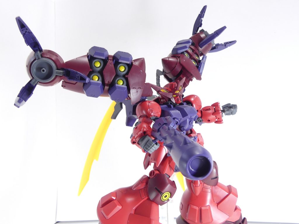 ＧＮオーガソード弐式：オーガ刃ーＸが使用していた武装のアップデート版。刃部分にＧＮフィールドを定着させることでシールドとしても使用可能。合体させることでＧＮオーガツインソード弐式となる。フレキシブルオーガバインダー（ＦＯＢ）：ベース機のフレキシブルスラスターバインダー（ＦＴＢ）の攻撃特化を目的に改修された多目的装備。内蔵したＧＮアイズブラスターは広範囲への攻撃を行え、先端には遠隔操作も可能なオーガクローを備える。本キット自体にリード線は付属しないが、一部ＨＧキットに付属する武装用リード線を差し込める穴がある。羅刹金砕棒（らせつかなさいぼう）：金棒型の打突武器。ビームバズーカとしても使用可能。ビームニードルストレート：前身機から引き続き採用。腕先端に装備された叩打武装。本キット自体にエフェクトは付属しないが、オーガ刃ーＸもしくはＨＧＡＧＥ－１タイタスのエフェクトを流用可能。また、両前腕には３ミリ穴が開いており、ジャスティスナイトのシールドなどがぴったり。クリアパーツ･･･鬼の目とソードはブラックライトで発光します。こちらのオーガクローの先端には付属のＧＰ－０２のビームサーベルエフェクトを接続可能。