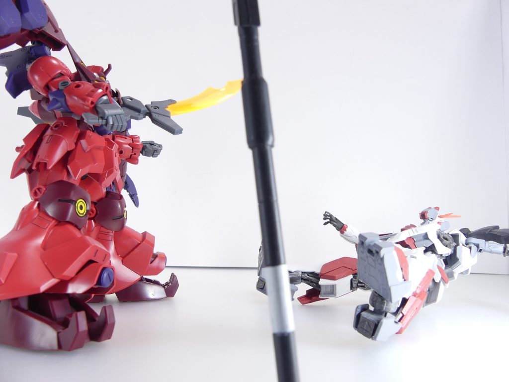 回想・「ＧＢＮＷ」第23改：ＩＢＡ武装テストに、突如として殴り込みをかけたオーガのＧＰ－羅刹。アルザスのグシオンカルメネールは、その圧倒的な力の前に敗れ去る。現実世界のガンプラにまで影響を及ぼすほどの「思い」に、アルザスは衝撃を受けた。のちに二人は再び激突、自分自身の「味」を見つけたアルザスを、オーガは認めることとなる。当時「バグの影響で」ＳＤだったものをリアルに置き換えて。無印第23改小説パートから。今回トップ写真もできる限りこの改のトップ写真を模倣しました。正直エフェクトが重すぎました。ＡＢＳ関節なのと重ＭＳということもあり、細かい動きは苦手。むしろＳＤの方がやりやすかったりも。また、リンク先の武装解説は、当時なんの設定もなかった中で個人ででっち上げたものです。