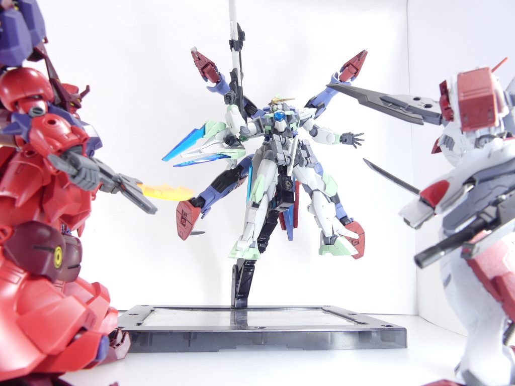 回想・「ＧＢＮＷ」第44改：「ネオ・ブレイクデカール戦役」の中。アルザスのＧＮヴィンテージは、突如として襲いかかってきた「バックパックお化け」･･･ガンダムＲｅ：スペクターに寄生され、自機のコントロールを奪われてしまう。コックピットから投げ出されるアルザス。それを助けたのは、オーガのＧＰ－羅刹だった。アルザスは、バックパック径の合わないカルメネールリトライを用いてオーガと共闘した。こちらもＳＤをリアルに置き換えて･･･