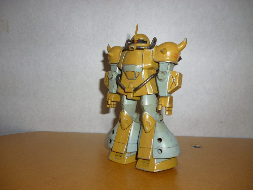 正面素立ちです。
デザインの都合上、関節などの可動範囲は絶望的ですが、こうしてポーズを取らせずに立たせる分には悪くないプロポーションをしていると思います。
ちなみに、塗装は大学生の時にリペイントしました。
基本塗装はミドルストーンとライトブルーのツートンです。
動力パイプなどは黒鉄色で塗ってみました。