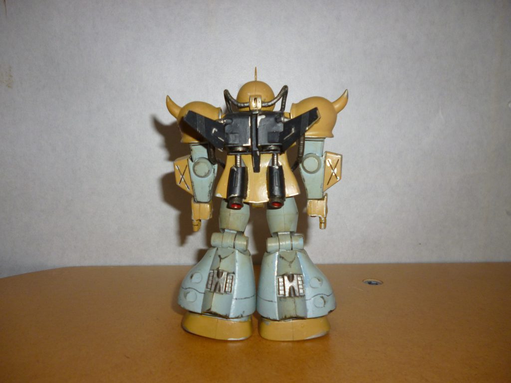 リアビューです。
特殊な形状のバックパックはもちろん、ふくらはぎの追加エンジンなども非常に忠実に再現されています。
バックパックはツヤ消し黒で塗装しました。
基本塗装が終了した後、黒鉄色と銀色でハゲチョロを入れてあります。