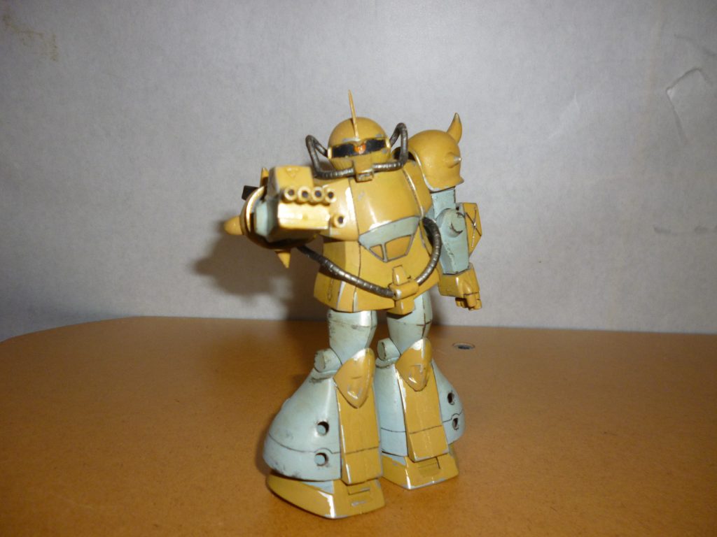 マシンガン発射です。
ガンスタに初めて投稿した「グフ重装型」でも行いましたが、指のマシンガンはすべて開口してあります。
それにしても、下半身の可動範囲がひどいですね・・・。