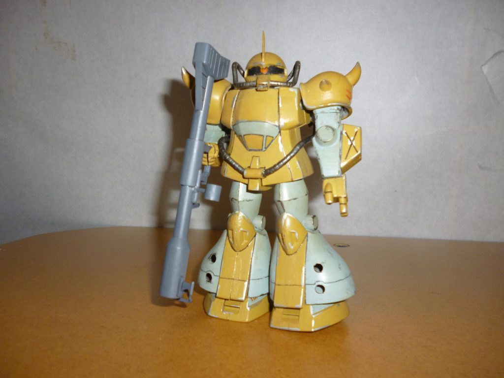 ジャイアント・バズ装備です。
局地戦闘型ドムのキットに付属していたモノを塗装して装備させてみました（ちなみに右手首は、MSVの高機動型ザクか何かのモノに差し替えてあります）。
Zガンダムでジャブローを防衛していたグフ飛行試験型が装備していたので持たせてみましたが、普通に似合いますね。