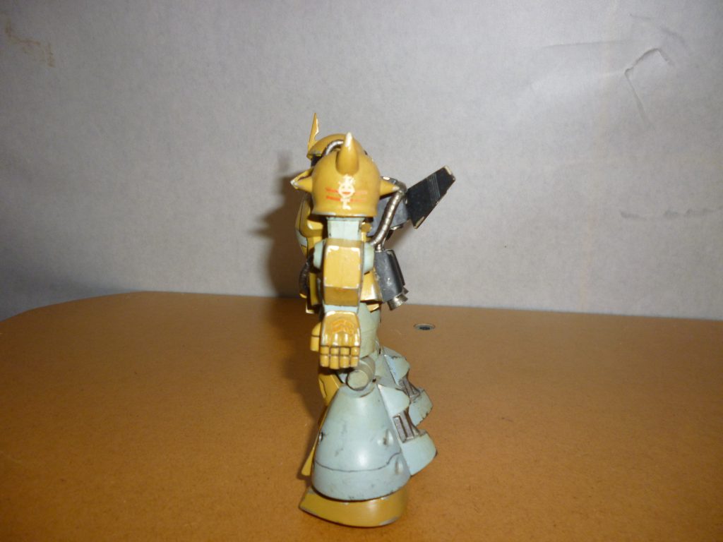 サイドビューです。
デカールが日焼けと経年劣化でひどいことになっています・・・。
また、長年棚の上に放置してあったためホコリがこびりついてしまっていました。投稿用の写真を撮影する前に濡れティッシュで全身を拭いたのですが、それでもなかなかキレイになりませんでした。