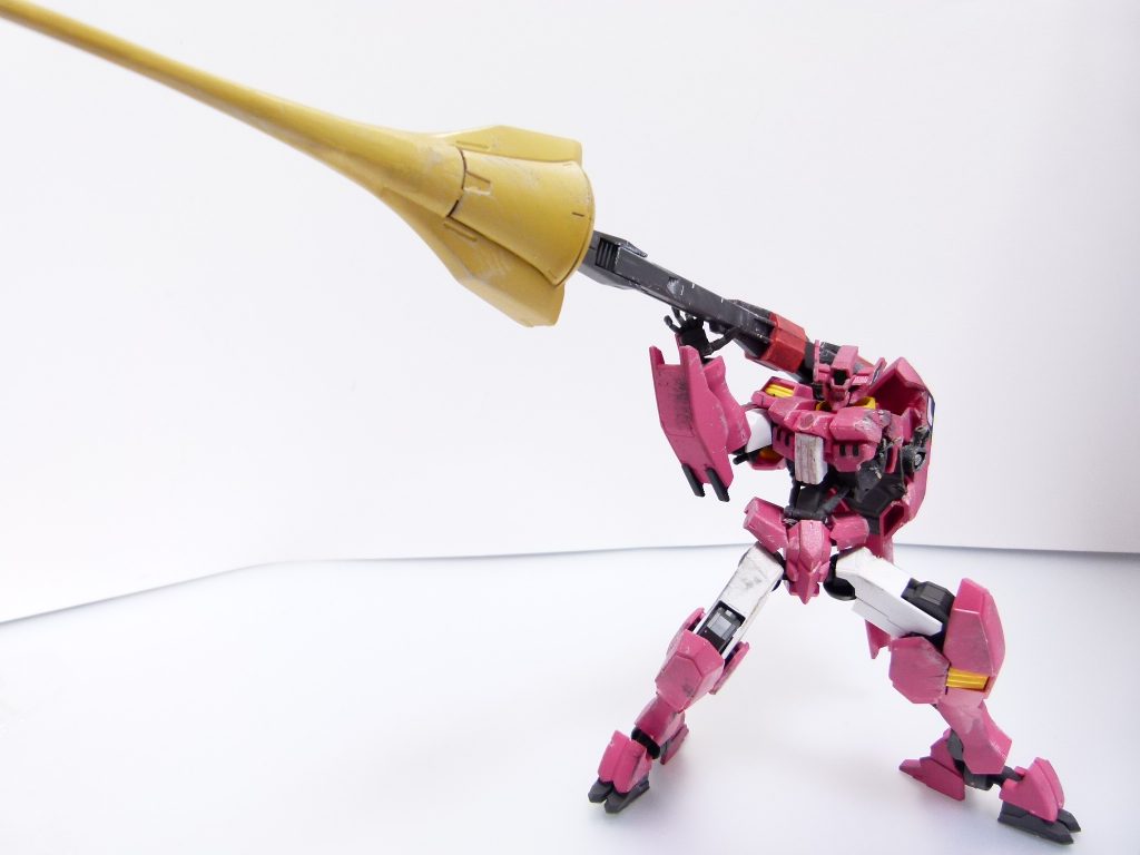 ダインスレイヴは（そういえば鉄華団コンプセットでも肉抜きされてるって話だったなぁ）キマリスのグングニールを丸々流用。
作中仕様はともかく迫力は出せるようになりました。
胸部は完全に接着して強度対策です。