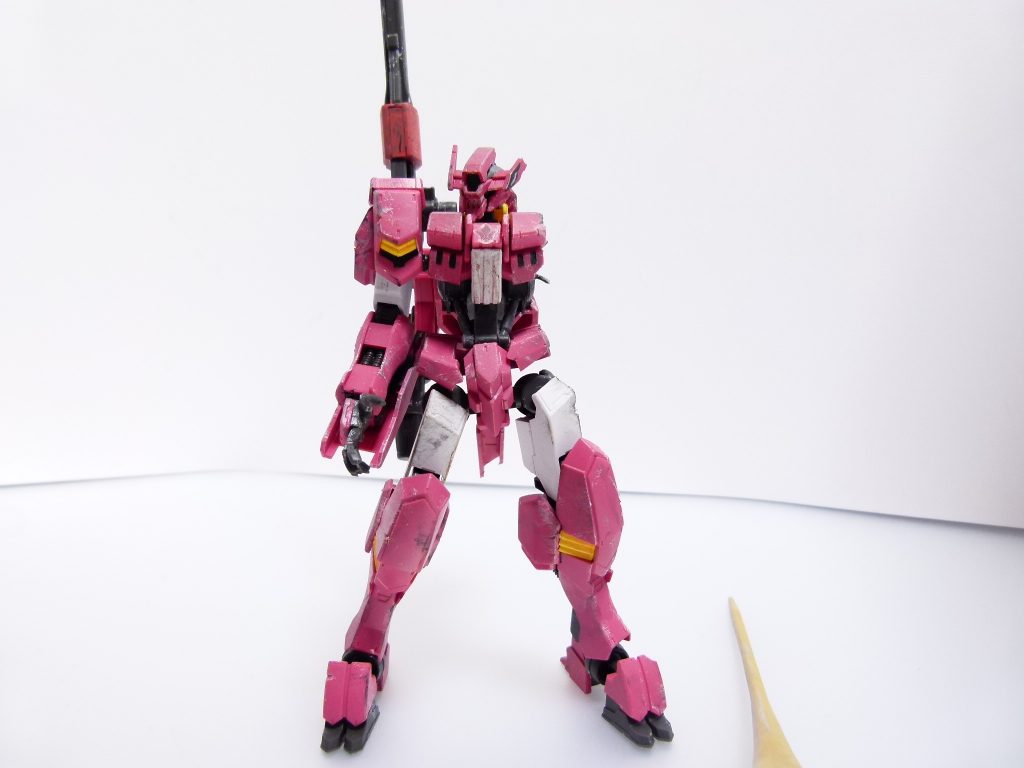 前から。
基本は成形色仕上げ。ダメージ部分をえぐり、細かい部分はシタデルで塗装とドライブラシ。