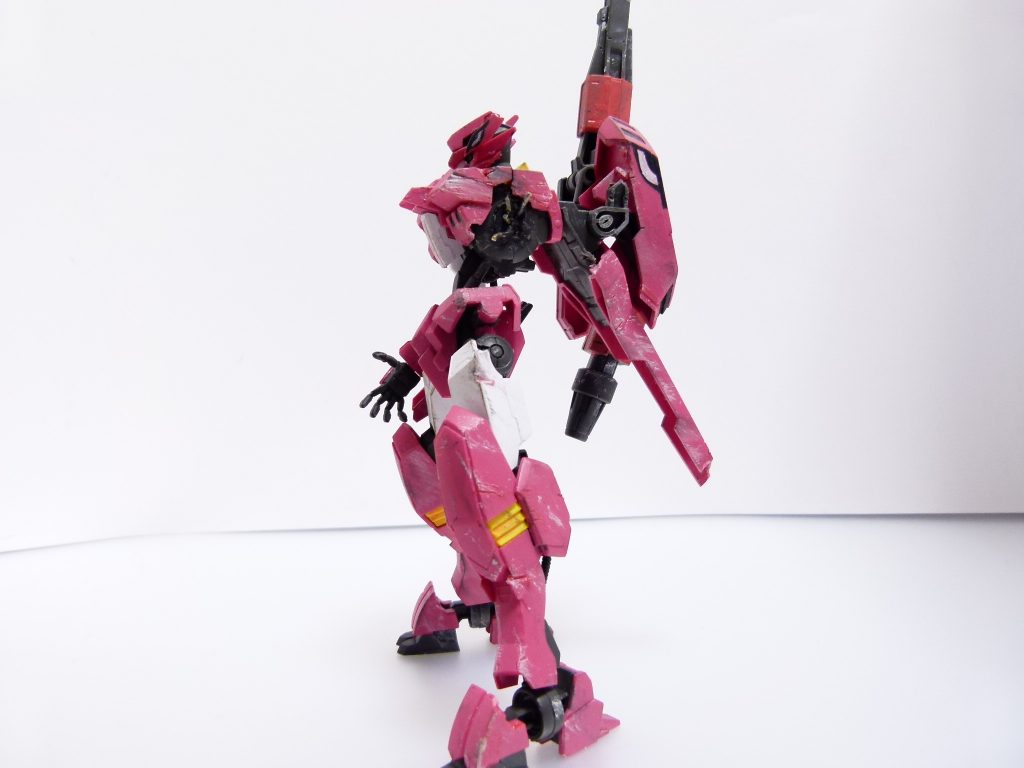 横から。
取れた左腕は真鍮線を生やしました。
平手はオプションセットからです。