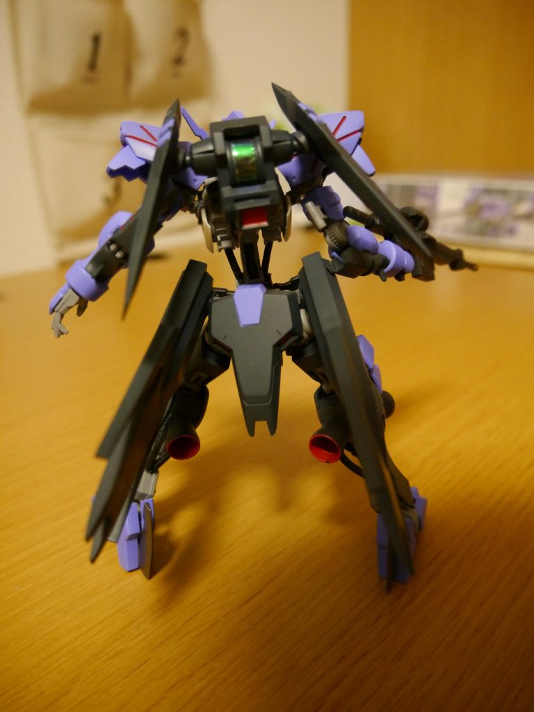 バックショット
背中が寂しいのでオーロラシールでディティールアップ
合わせ目消すために先に張ってから塗装したので若干面倒でした