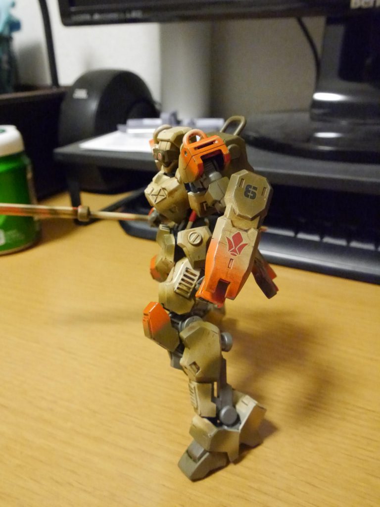 サイドショット
ちゃんと鉄華団デカールも貼ってます
良く見るとウェザリングしてまず塗装の色合い自体、くすんだ色が多いためウェザリングは目立ちにくい