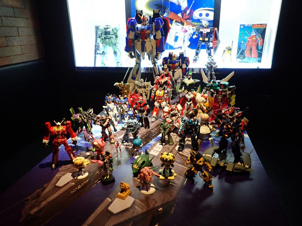 おまけ。ロボ基地最終日に皆が持ち寄ったロボ達(右端にいます)。ありがとうロボ基地……いつかまたどこかで、きっと