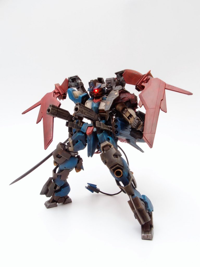 *[マグナムファング・ダブルコマンド]*
至近距離でのハンドガンとバーストサーベルの一斉射。現時点での当機最大の切り札。