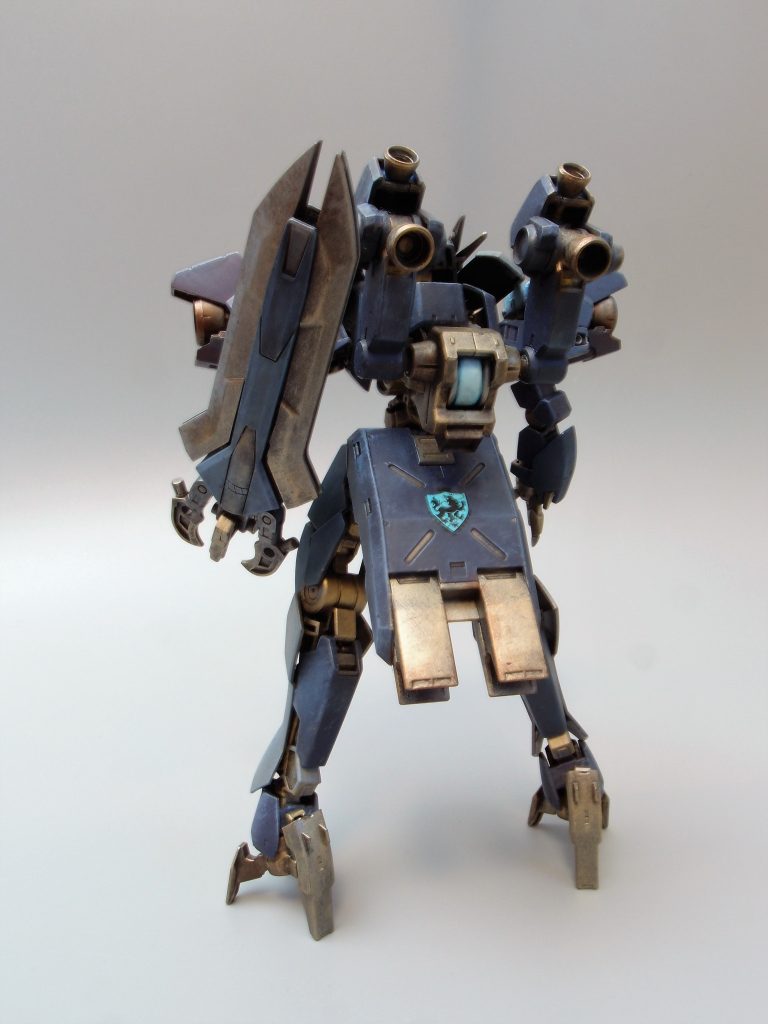 2番機と決定的に異なるのが左腕にマウントされた「試作複合兵装」。実際は鹵獲したMAの頭部パーツを転用したもので莫大なエネルギーを消費するため、許容域スレスレの高出力リアクターを背部に積んでいる。2号機共々、研究はファリド家が強力に支援。