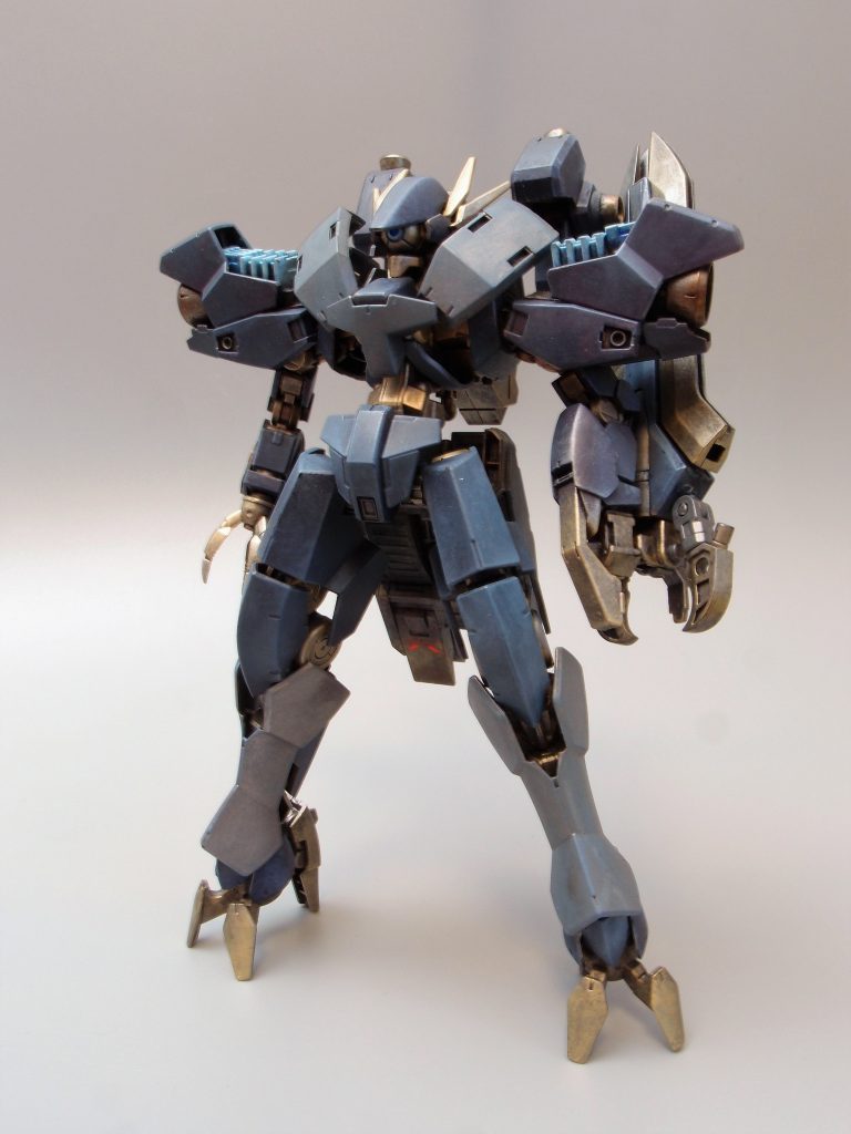 禁忌の機体として名の知れた「EB-AX2」の1番機。細部の形状は異なるが、ドリル化する(右)拳/爪先・延長された手足等、基本コンセプトは変わらない。地上戦仕様で投入された2番機に対して、空間戦闘にも対応するためシュヴァルベタイプに倣ったスラスター増設が施されている。