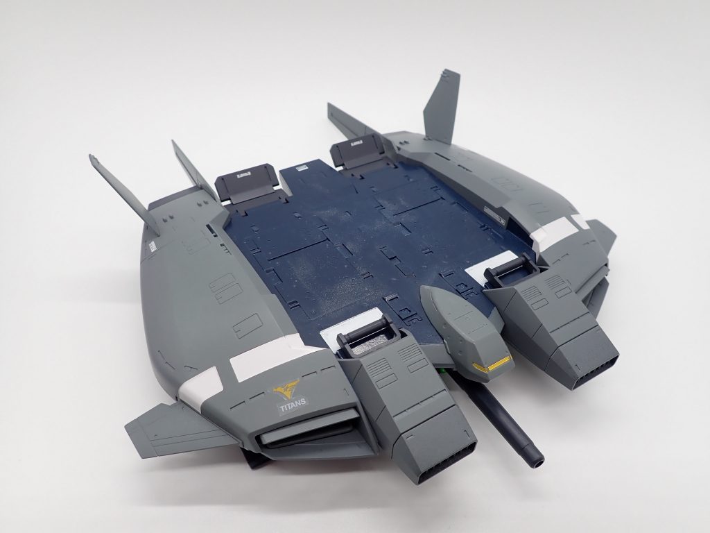 手っ取り早くコクピットと白ラインは付属シール。デッキの白部分を塗装してみたもののあんまり上手くいかず時間短縮を図る(要約：ﾒﾝﾄﾞｶｯﾀｧ)