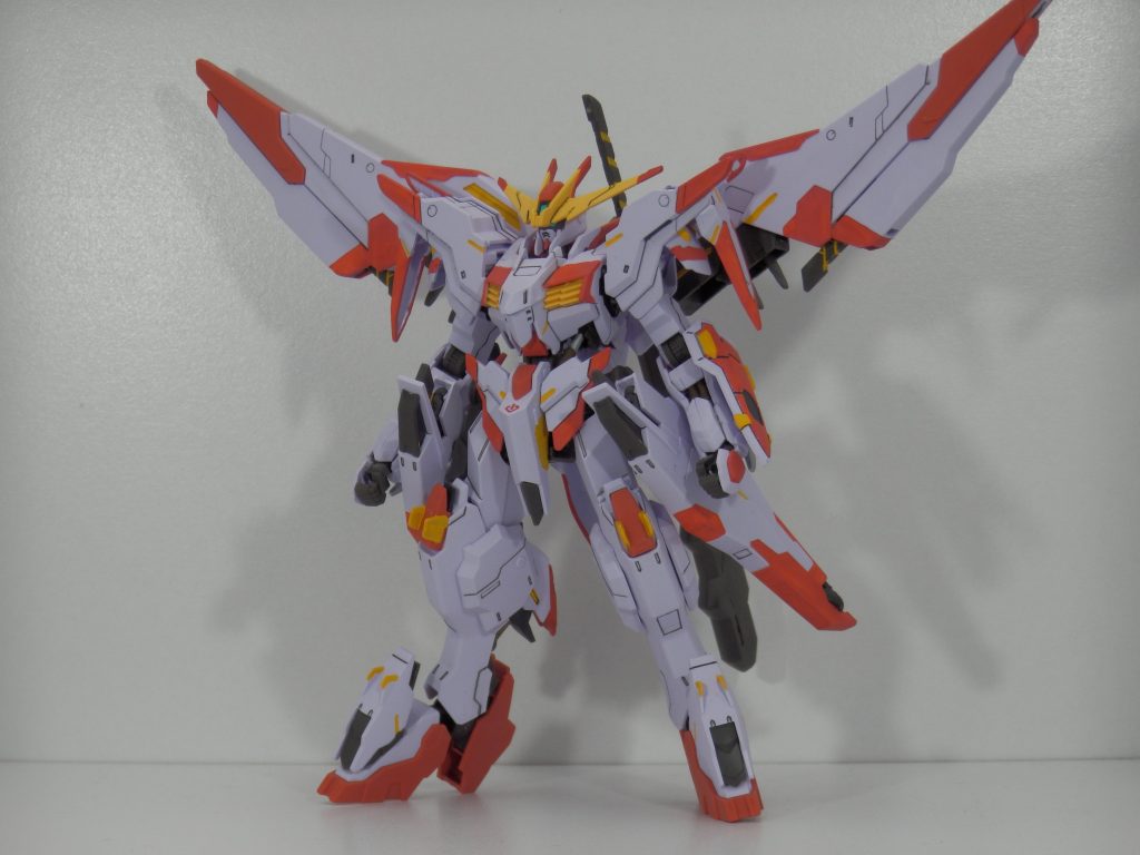 正面
カラーリングを変えた詳細は下の方に載せときます。
ガンダムマーカーで部分塗装をして、墨入れ、トップコートで仕上げました！