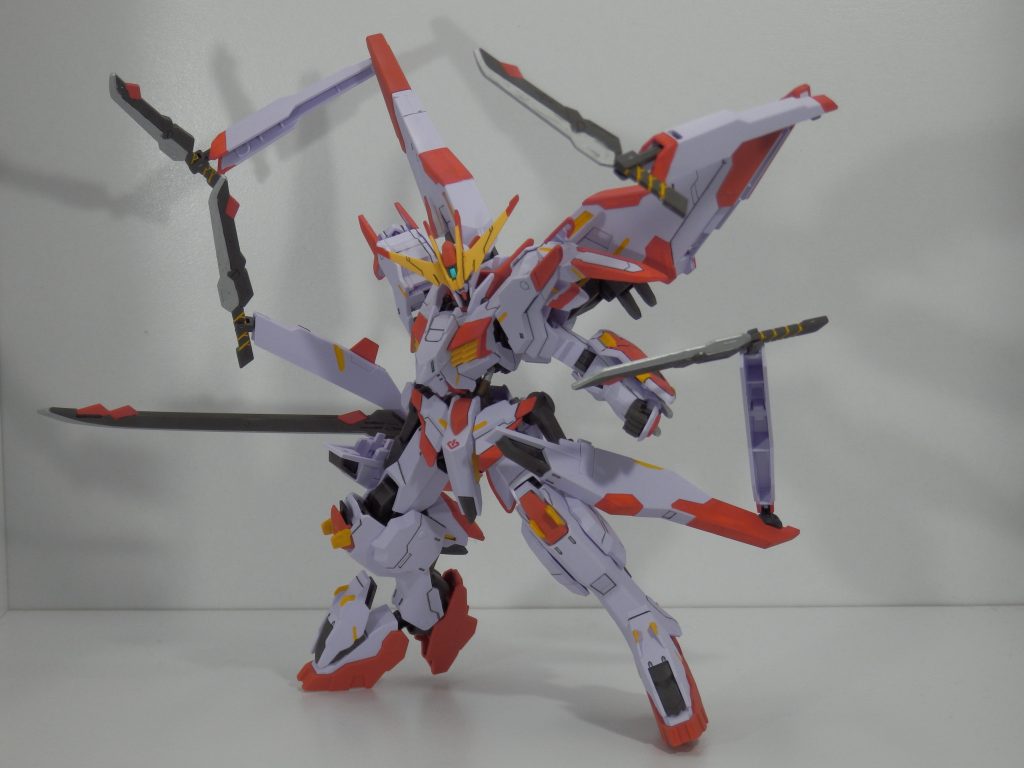 サブアーム/短剣
マルコシアスの目玉武装のサブアーム！
背面、側面のバインダーに短剣を収納、展開も出来る有能武装です！