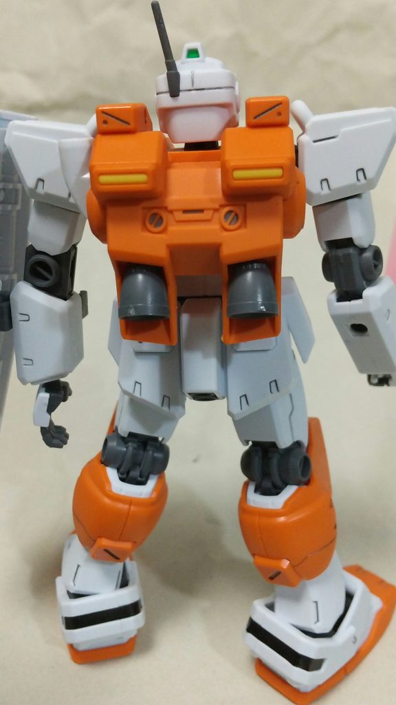 劇中では、改良型のバックパックの推力で飛び回っていて、身軽な印象すらありましたが、プラモデルだとさすがに重量感がありますね。
高くジャンプするようには見えないです。