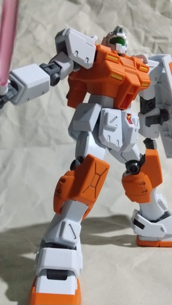 頭部センサーと踵は付属のシールです。
連邦マークの黄色はガンダムマーカーで塗っています。
ランナー状態でつや消しスプレー ⇒ 素組 ⇒ スミ入れペンでスミイレして完成です。

この造形と成形色のクオリティの高さ、加えて低価格。HGUCシリーズの可能性を感じました。