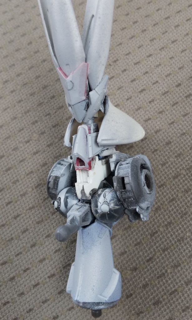 胸部はバエルの胸アーマー、中央はレギンレイズの脹脛です。後頭部はキュベレイの肘あたり。襟は連邦レリーフです。