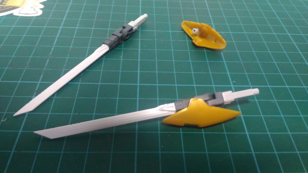 外したCブレイサーは他の実態剣と合体しハンドガードのようになります。