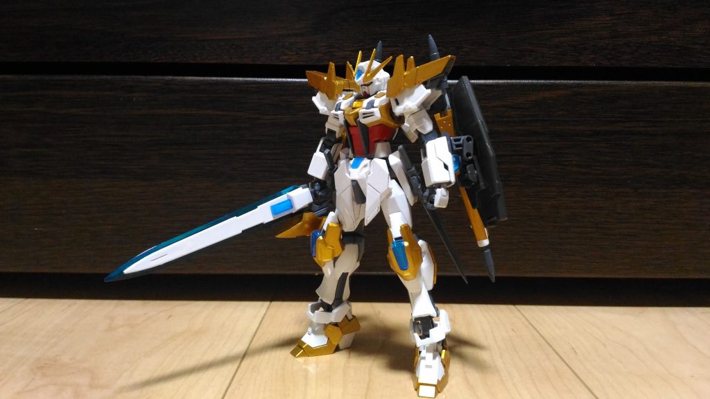 剣盾装備のガンダムカルディア。シールドにはオルフェンズシリーズのシールドを使用しているため、威力の高い高出力ビームも防ぐことが可能。この時左腕のCブレイサーを外す必要があるが、外されたCブレイサーは実態剣に合体しエネルギー供給とハンドガードの役割を果たす。