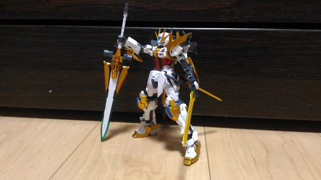 戦いで大破したガンダムカルディア。
右腕に持った大剣はカラドボルグ。ダブルオーライザーのライザーソードの倍の威力を有するビームソードを形成可能。